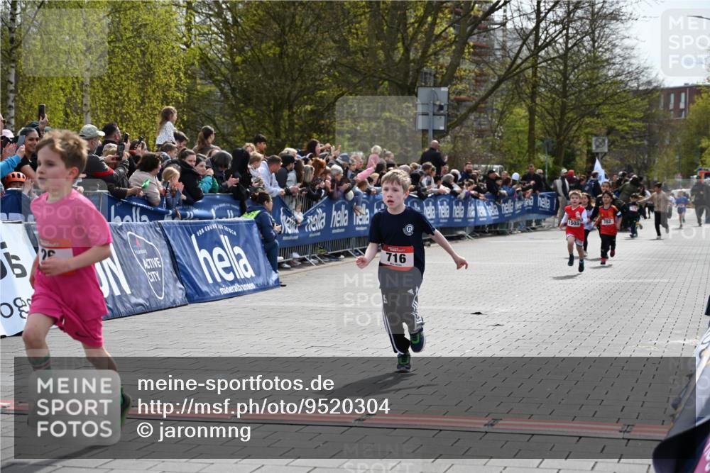 12.04.2026 - 45. Internationalen Wilhelmsburger Insellauf J. Mangold http://msf.ph/oto/9520304 12.04.2026 14:08:31 Ziel 58, 26, 716, 1505 meine-sportfotos.de