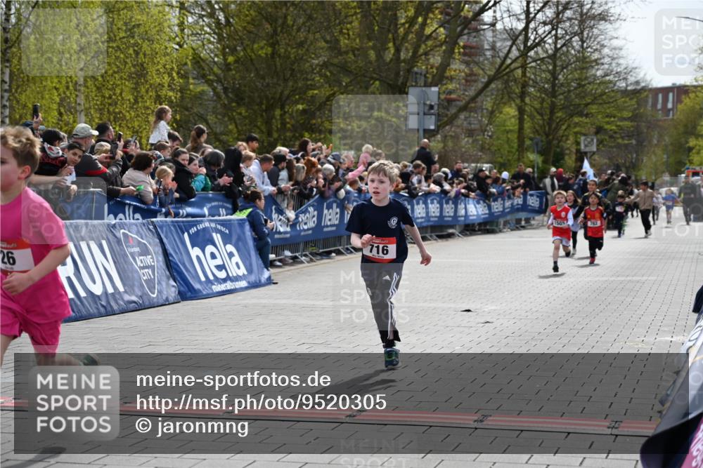 12.04.2026 - 45. Internationalen Wilhelmsburger Insellauf J. Mangold http://msf.ph/oto/9520305 12.04.2026 14:08:31 Ziel 58, 26, 716, 1505 meine-sportfotos.de