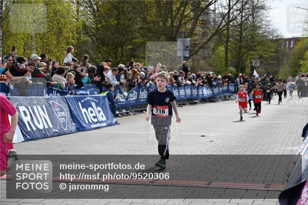 12.04.2026 - 45. Internationalen Wilhelmsburger Insellauf J. Mangold http://msf.ph/oto/9520306 12.04.2026 14:08:31 Ziel 58, 26, 716, 1505 meine-sportfotos.de