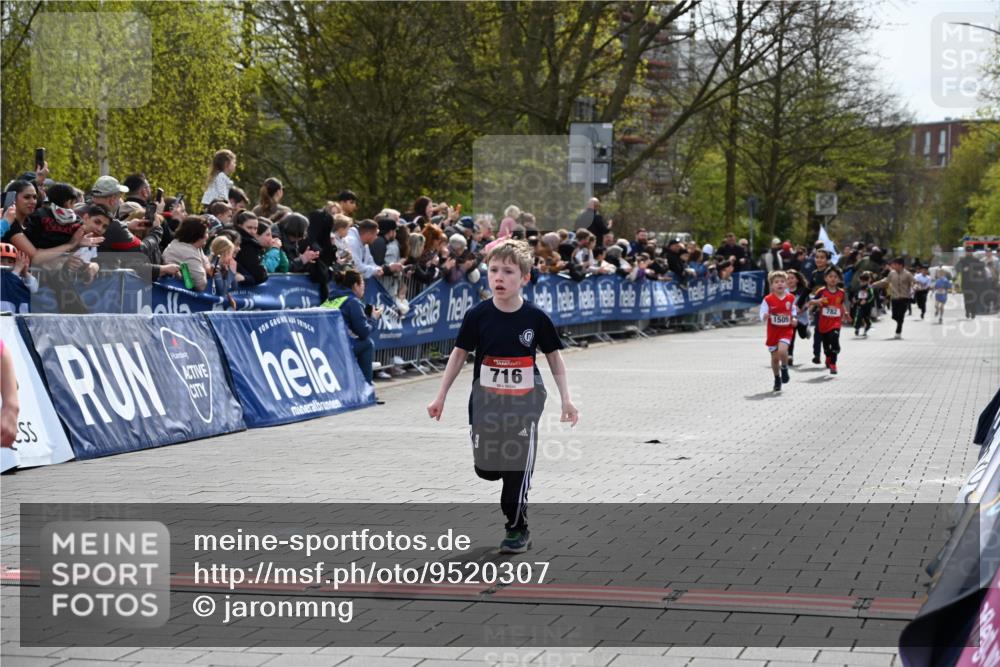12.04.2026 - 45. Internationalen Wilhelmsburger Insellauf J. Mangold http://msf.ph/oto/9520307 12.04.2026 14:08:31 Ziel 58, 26, 716, 1505 meine-sportfotos.de