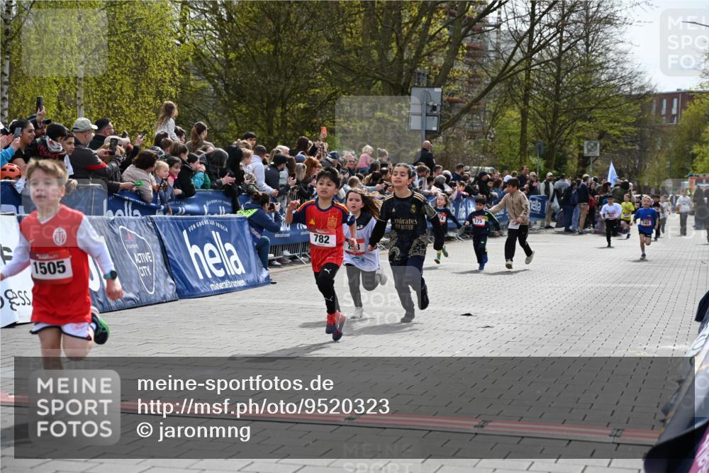 12.04.2026 - 45. Internationalen Wilhelmsburger Insellauf J. Mangold http://msf.ph/oto/9520323 12.04.2026 14:08:35 Ziel 716, 1505, 782, 258, 175, 174 meine-sportfotos.de