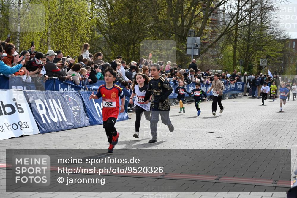 12.04.2026 - 45. Internationalen Wilhelmsburger Insellauf J. Mangold http://msf.ph/oto/9520326 12.04.2026 14:08:35 Ziel 716, 1505, 782, 258, 175, 174 meine-sportfotos.de