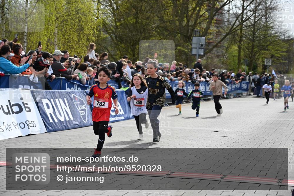 12.04.2026 - 45. Internationalen Wilhelmsburger Insellauf J. Mangold http://msf.ph/oto/9520328 12.04.2026 14:08:35 Ziel 716, 1505, 782, 258, 175, 174 meine-sportfotos.de