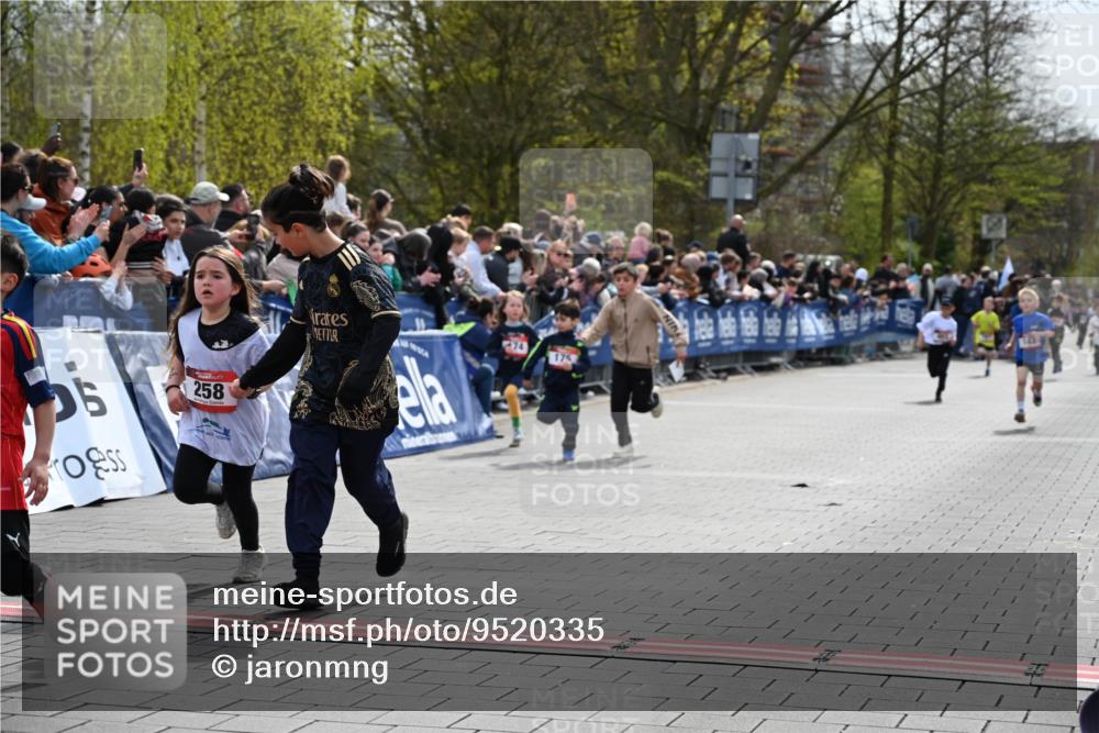 12.04.2026 - 45. Internationalen Wilhelmsburger Insellauf J. Mangold http://msf.ph/oto/9520335 12.04.2026 14:08:36 Ziel 1505, 782, 258, 175, 174, 653, 143 meine-sportfotos.de