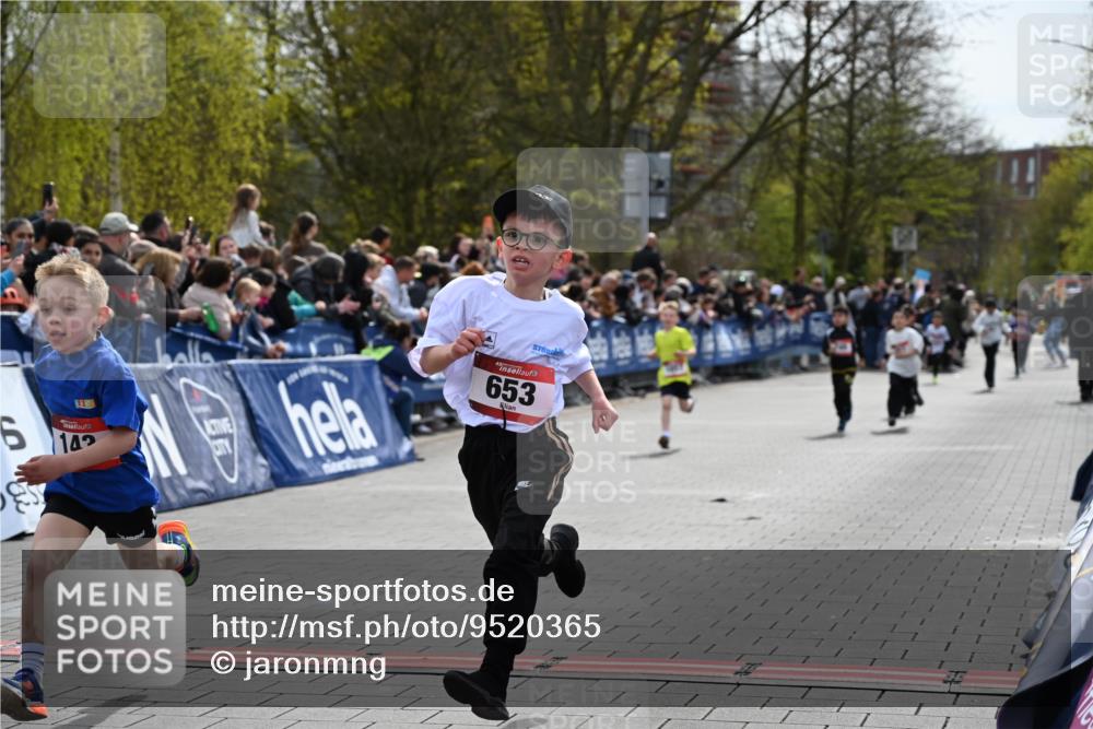 12.04.2026 - 45. Internationalen Wilhelmsburger Insellauf J. Mangold http://msf.ph/oto/9520365 12.04.2026 14:08:41 Ziel 175, 174, 653, 143, 1057, 232, 749, 967 meine-sportfotos.de