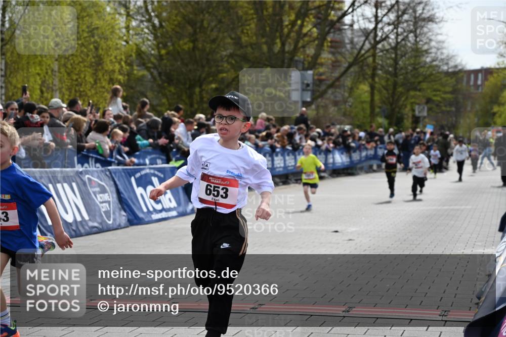 12.04.2026 - 45. Internationalen Wilhelmsburger Insellauf J. Mangold http://msf.ph/oto/9520366 12.04.2026 14:08:41 Ziel 175, 174, 653, 143, 1057, 232, 749, 967 meine-sportfotos.de