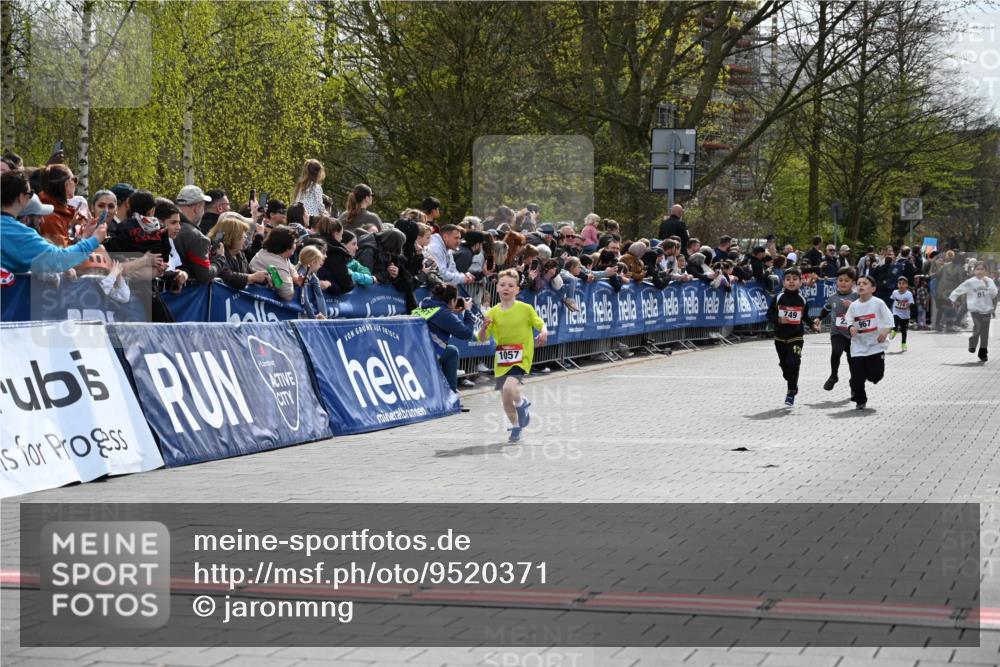 12.04.2026 - 45. Internationalen Wilhelmsburger Insellauf J. Mangold http://msf.ph/oto/9520371 12.04.2026 14:08:42 Ziel 175, 174, 653, 143, 1057, 232, 749, 967 meine-sportfotos.de