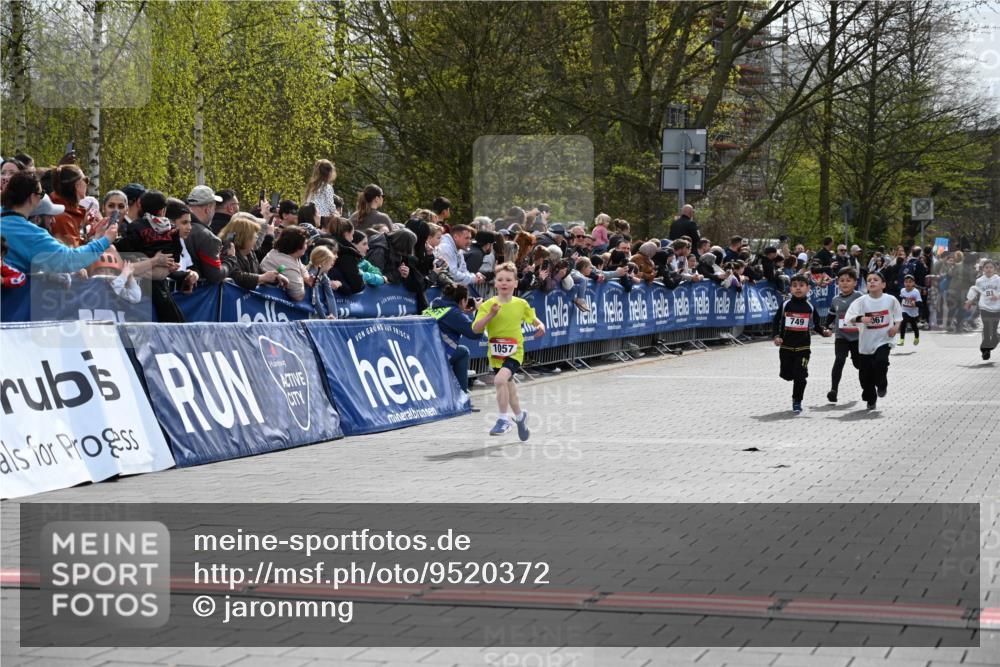 12.04.2026 - 45. Internationalen Wilhelmsburger Insellauf J. Mangold http://msf.ph/oto/9520372 12.04.2026 14:08:42 Ziel 175, 174, 653, 143, 1057, 232, 749, 967 meine-sportfotos.de