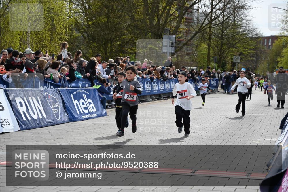 12.04.2026 - 45. Internationalen Wilhelmsburger Insellauf J. Mangold http://msf.ph/oto/9520388 12.04.2026 14:08:44 Ziel 653, 143, 1057, 232, 749, 967, 774 meine-sportfotos.de