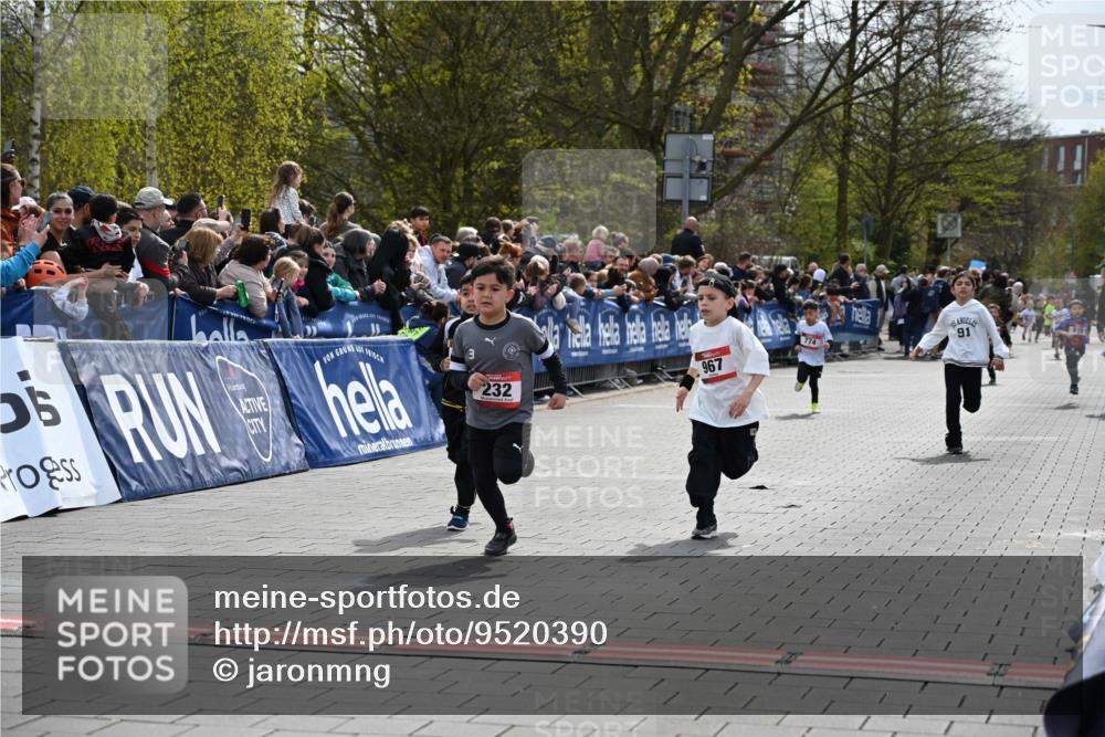 12.04.2026 - 45. Internationalen Wilhelmsburger Insellauf J. Mangold http://msf.ph/oto/9520390 12.04.2026 14:08:44 Ziel 653, 143, 1057, 232, 749, 967, 774 meine-sportfotos.de