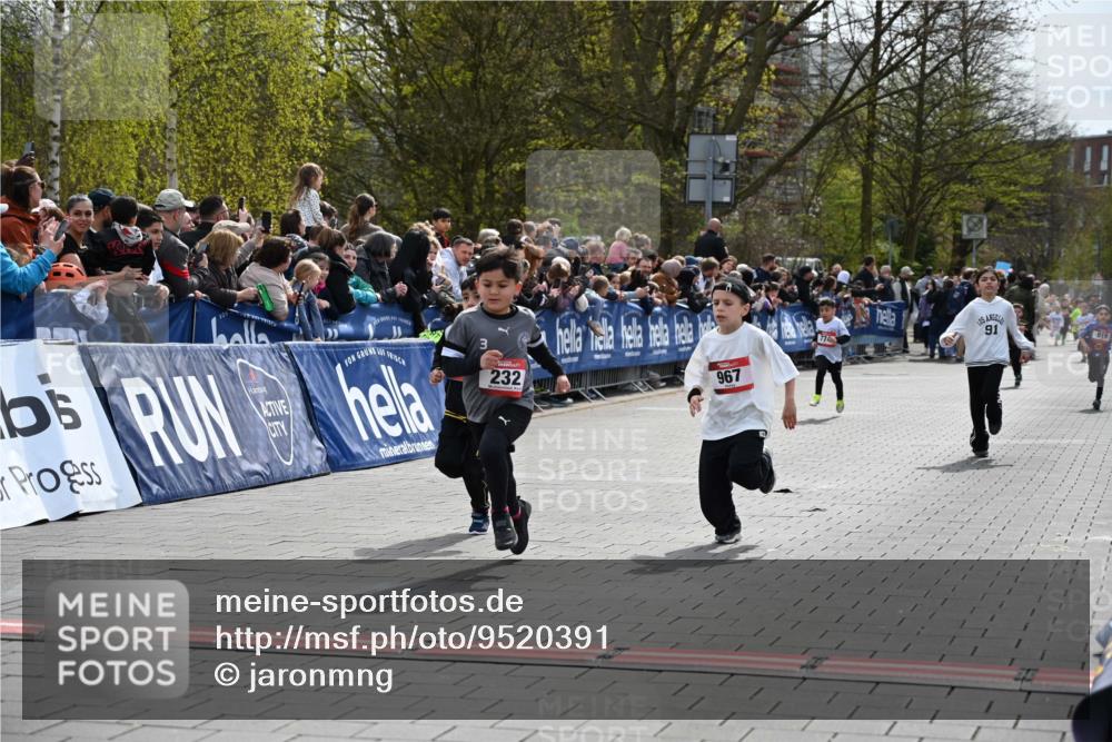 12.04.2026 - 45. Internationalen Wilhelmsburger Insellauf J. Mangold http://msf.ph/oto/9520391 12.04.2026 14:08:44 Ziel 653, 143, 1057, 232, 749, 967, 774 meine-sportfotos.de