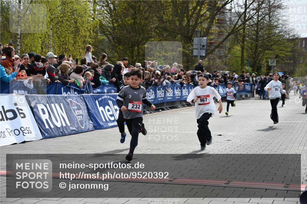 12.04.2026 - 45. Internationalen Wilhelmsburger Insellauf J. Mangold http://msf.ph/oto/9520392 12.04.2026 14:08:44 Ziel 653, 143, 1057, 232, 749, 967, 774 meine-sportfotos.de