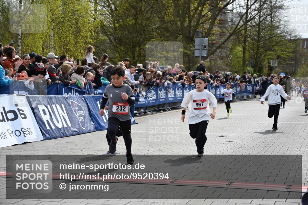 12.04.2026 - 45. Internationalen Wilhelmsburger Insellauf J. Mangold http://msf.ph/oto/9520394 12.04.2026 14:08:44 Ziel 653, 143, 1057, 232, 749, 967, 774 meine-sportfotos.de