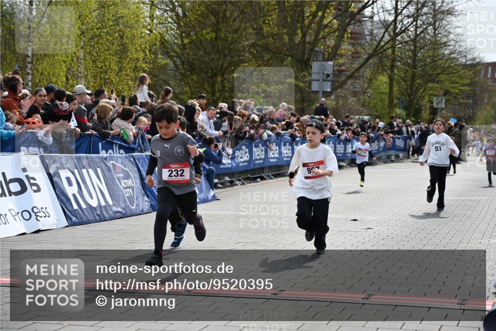 12.04.2026 - 45. Internationalen Wilhelmsburger Insellauf J. Mangold http://msf.ph/oto/9520395 12.04.2026 14:08:45 Ziel 1057, 232, 749, 967, 774 meine-sportfotos.de