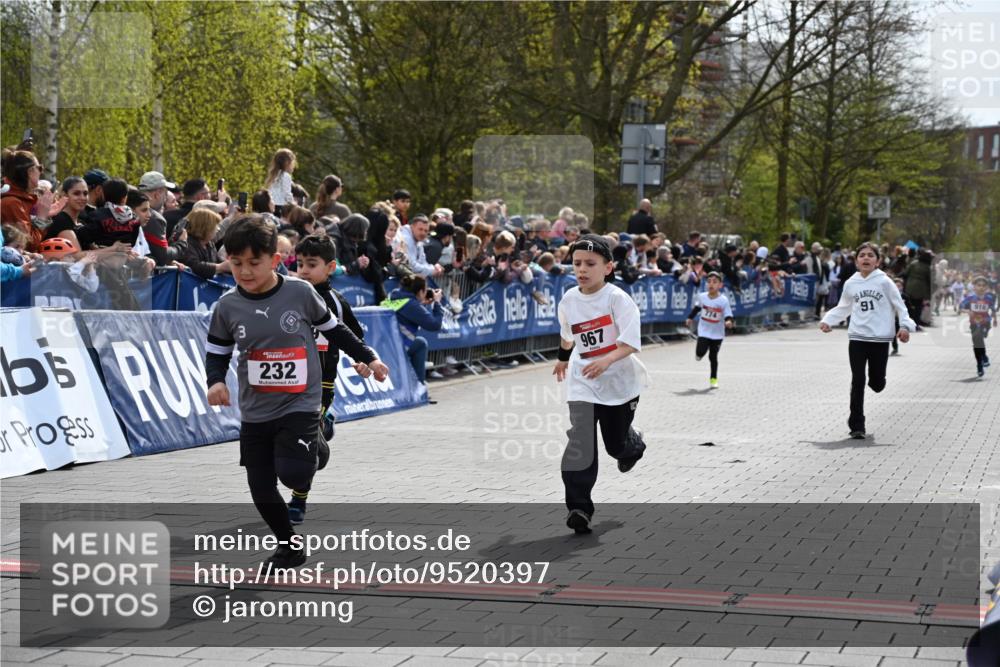 12.04.2026 - 45. Internationalen Wilhelmsburger Insellauf J. Mangold http://msf.ph/oto/9520397 12.04.2026 14:08:45 Ziel 1057, 232, 749, 967, 774 meine-sportfotos.de