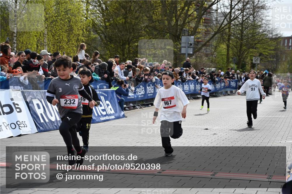 12.04.2026 - 45. Internationalen Wilhelmsburger Insellauf J. Mangold http://msf.ph/oto/9520398 12.04.2026 14:08:45 Ziel 1057, 232, 749, 967, 774 meine-sportfotos.de