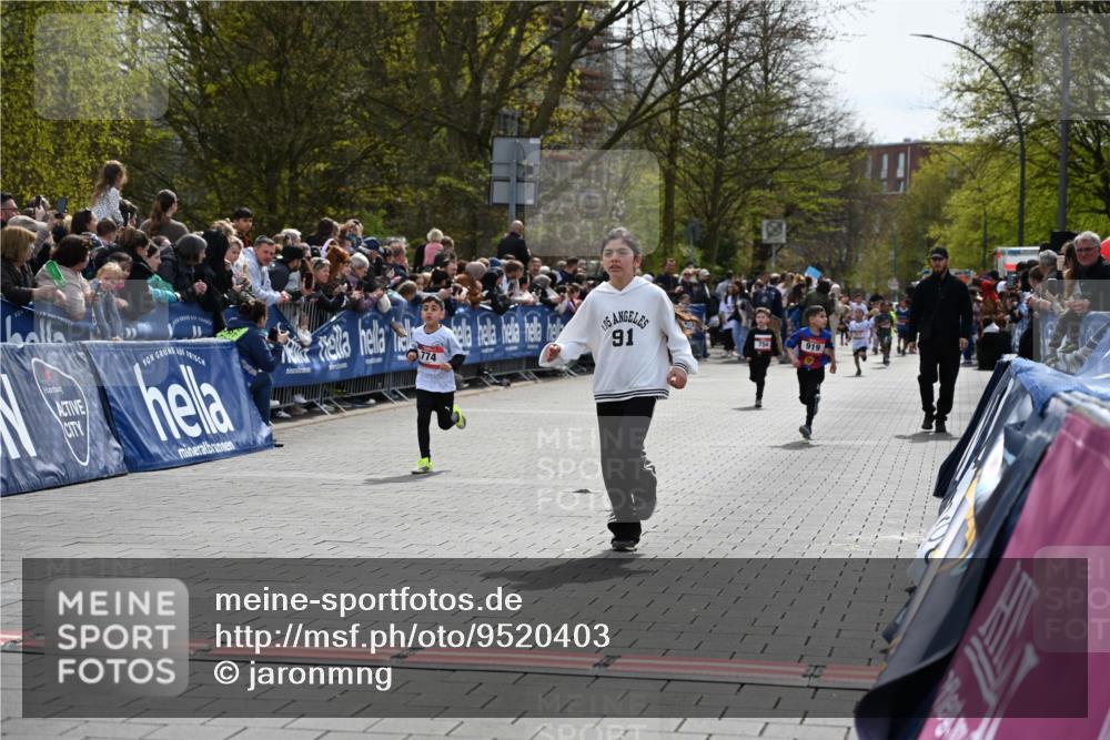 12.04.2026 - 45. Internationalen Wilhelmsburger Insellauf J. Mangold http://msf.ph/oto/9520403 12.04.2026 14:08:46 Ziel 1057, 232, 749, 967, 774, 919 meine-sportfotos.de
