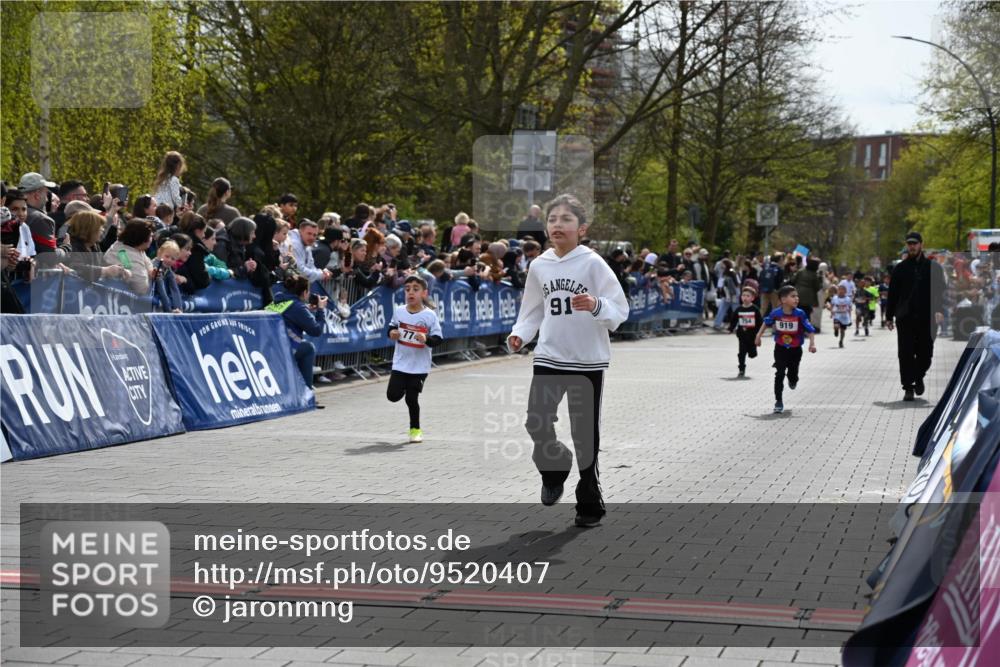 12.04.2026 - 45. Internationalen Wilhelmsburger Insellauf J. Mangold http://msf.ph/oto/9520407 12.04.2026 14:08:46 Ziel 1057, 232, 749, 967, 774, 919 meine-sportfotos.de