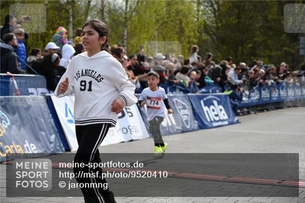 12.04.2026 - 45. Internationalen Wilhelmsburger Insellauf J. Mangold http://msf.ph/oto/9520410 12.04.2026 14:08:48 Ziel 232, 749, 967, 774, 919, 754 meine-sportfotos.de