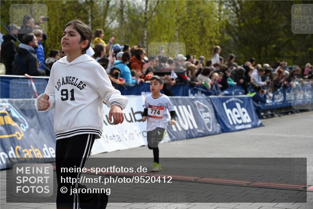 12.04.2026 - 45. Internationalen Wilhelmsburger Insellauf J. Mangold http://msf.ph/oto/9520412 12.04.2026 14:08:48 Ziel 232, 749, 967, 774, 919, 754 meine-sportfotos.de
