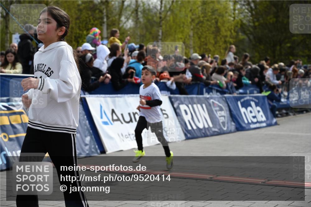 12.04.2026 - 45. Internationalen Wilhelmsburger Insellauf J. Mangold http://msf.ph/oto/9520414 12.04.2026 14:08:48 Ziel 232, 749, 967, 774, 919, 754 meine-sportfotos.de