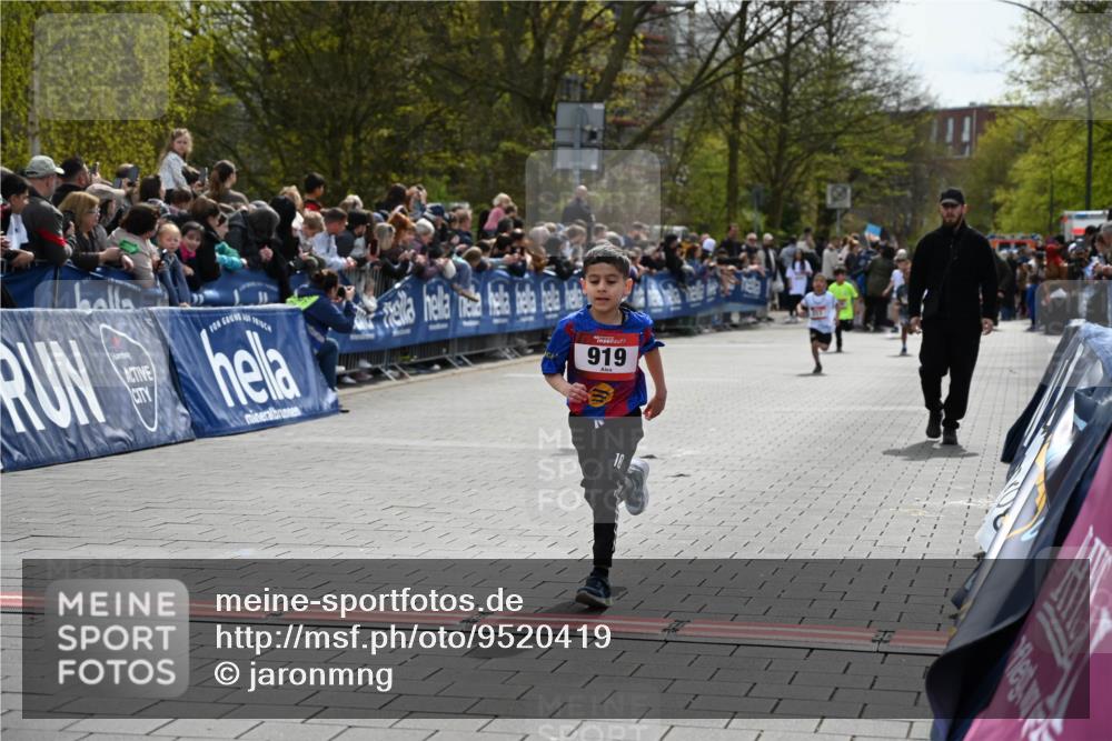 12.04.2026 - 45. Internationalen Wilhelmsburger Insellauf J. Mangold http://msf.ph/oto/9520419 12.04.2026 14:08:50 Ziel 774, 919, 754 meine-sportfotos.de
