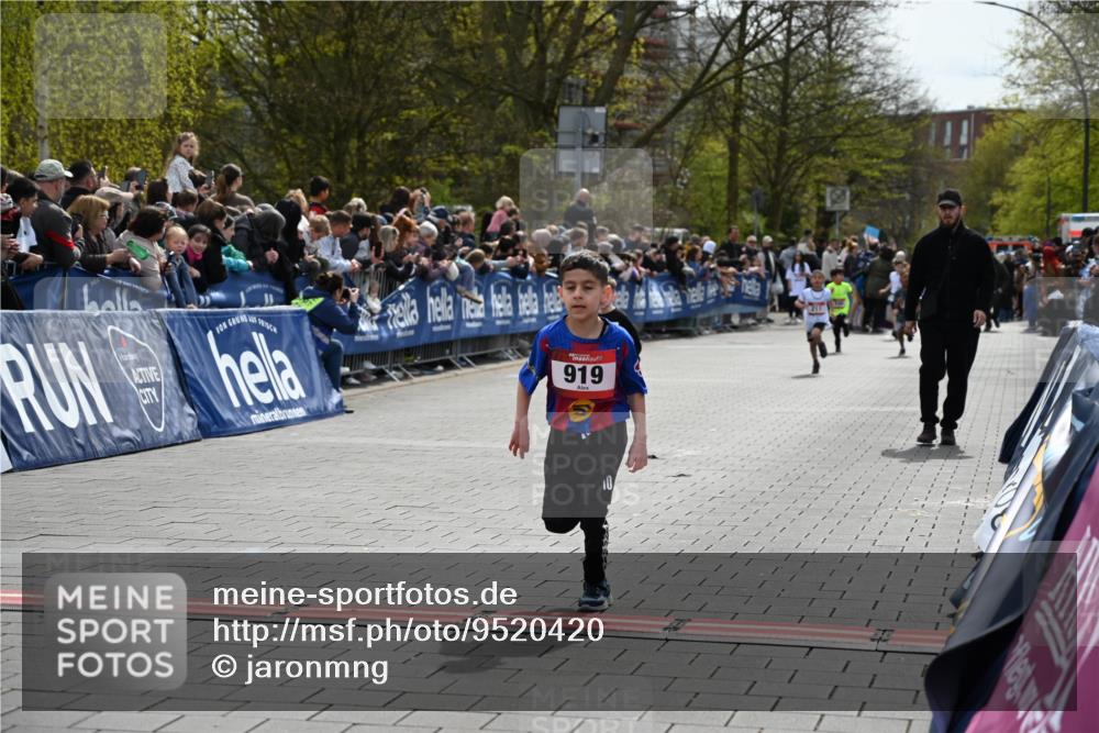 12.04.2026 - 45. Internationalen Wilhelmsburger Insellauf J. Mangold http://msf.ph/oto/9520420 12.04.2026 14:08:50 Ziel 774, 919, 754 meine-sportfotos.de
