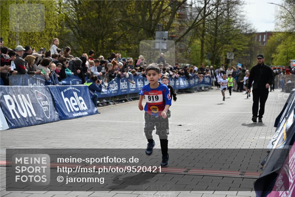 12.04.2026 - 45. Internationalen Wilhelmsburger Insellauf J. Mangold http://msf.ph/oto/9520421 12.04.2026 14:08:50 Ziel 774, 919, 754 meine-sportfotos.de