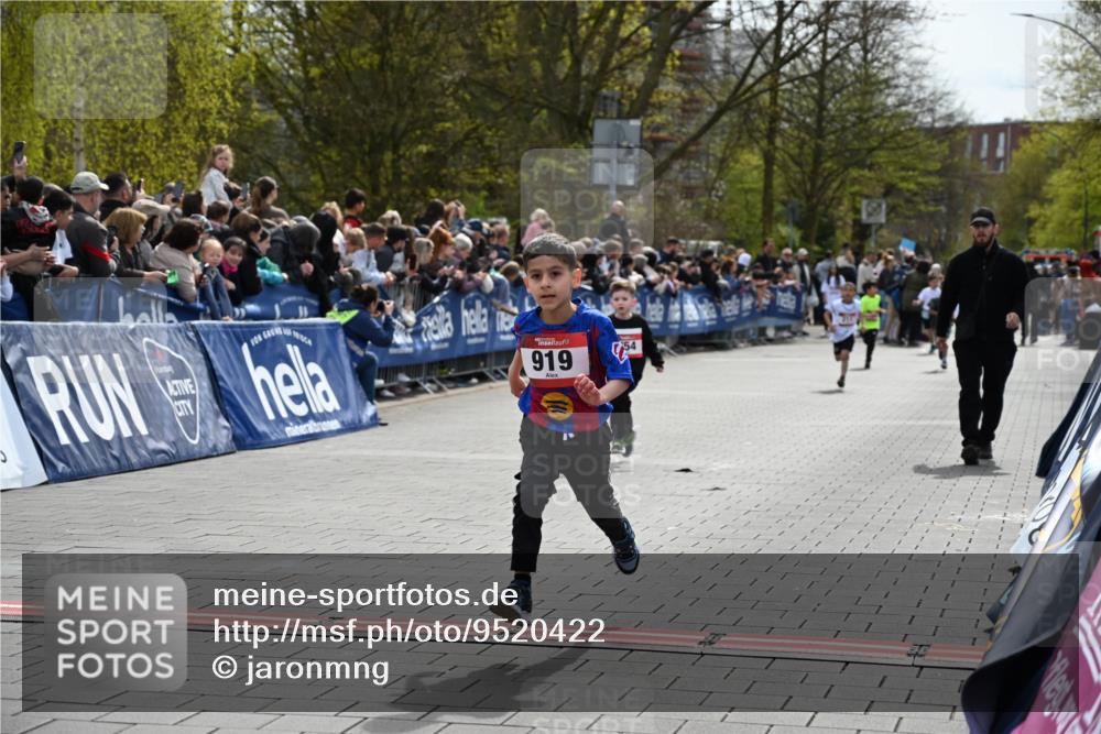 12.04.2026 - 45. Internationalen Wilhelmsburger Insellauf J. Mangold http://msf.ph/oto/9520422 12.04.2026 14:08:50 Ziel 774, 919, 754 meine-sportfotos.de