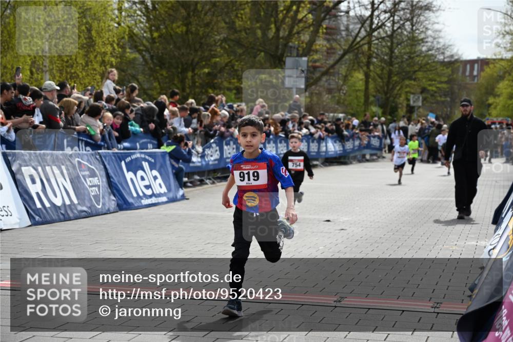 12.04.2026 - 45. Internationalen Wilhelmsburger Insellauf J. Mangold http://msf.ph/oto/9520423 12.04.2026 14:08:50 Ziel 774, 919, 754 meine-sportfotos.de