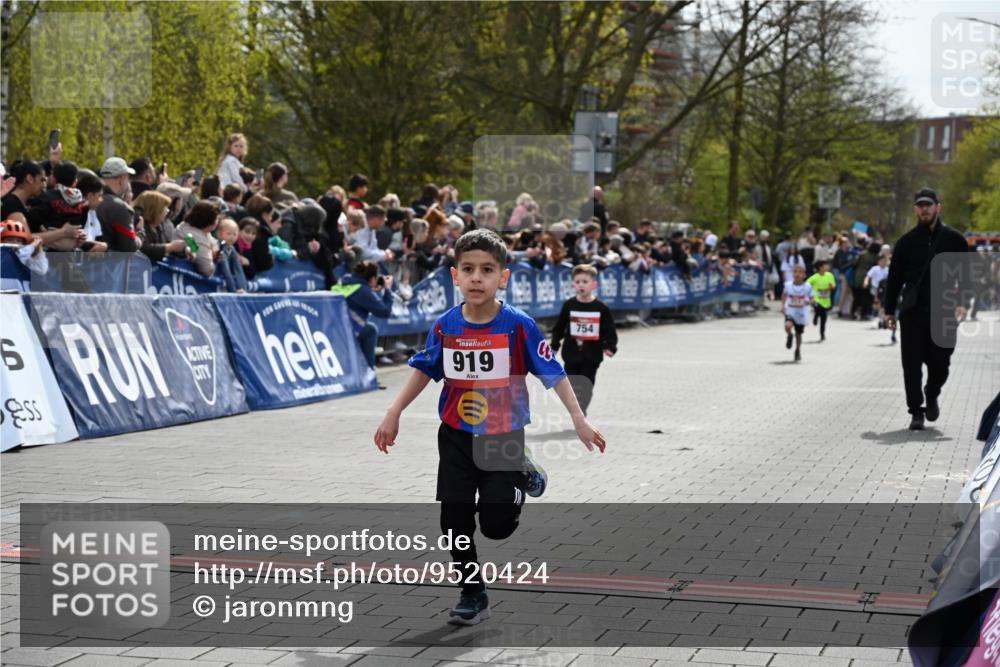 12.04.2026 - 45. Internationalen Wilhelmsburger Insellauf J. Mangold http://msf.ph/oto/9520424 12.04.2026 14:08:50 Ziel 774, 919, 754 meine-sportfotos.de