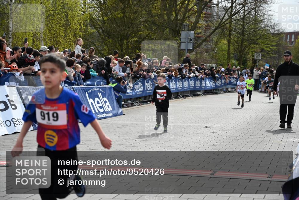 12.04.2026 - 45. Internationalen Wilhelmsburger Insellauf J. Mangold http://msf.ph/oto/9520426 12.04.2026 14:08:51 Ziel 774, 919, 754 meine-sportfotos.de