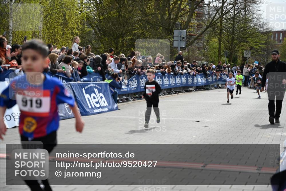 12.04.2026 - 45. Internationalen Wilhelmsburger Insellauf J. Mangold http://msf.ph/oto/9520427 12.04.2026 14:08:51 Ziel 774, 919, 754 meine-sportfotos.de