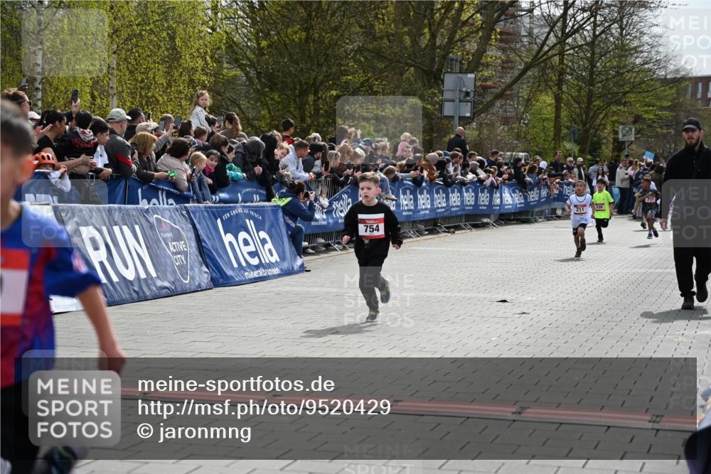 12.04.2026 - 45. Internationalen Wilhelmsburger Insellauf J. Mangold http://msf.ph/oto/9520429 12.04.2026 14:08:51 Ziel 774, 919, 754 meine-sportfotos.de