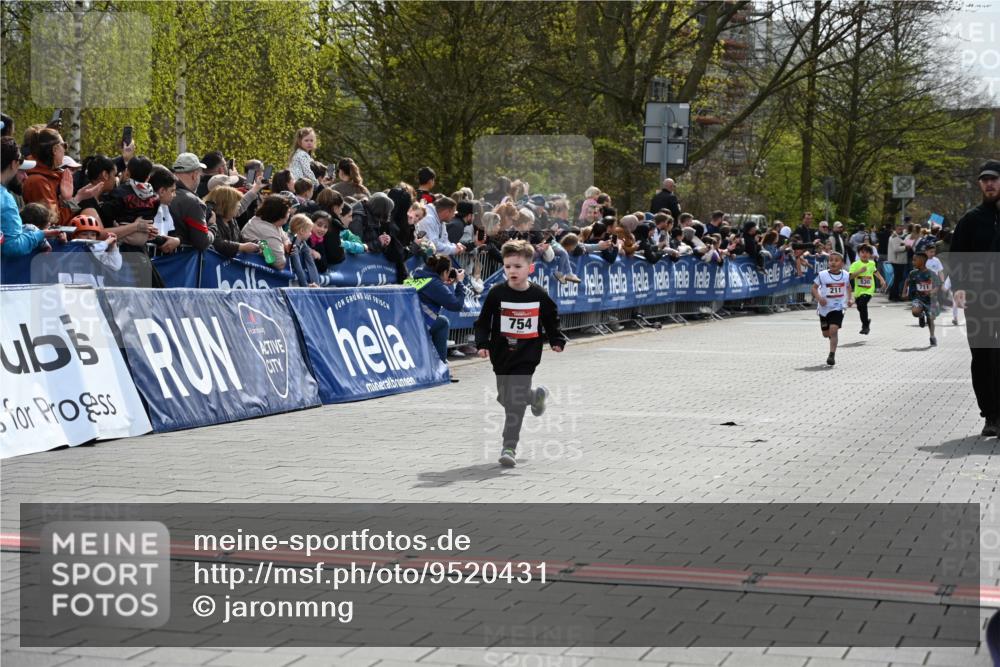 12.04.2026 - 45. Internationalen Wilhelmsburger Insellauf J. Mangold http://msf.ph/oto/9520431 12.04.2026 14:08:51 Ziel 774, 919, 754 meine-sportfotos.de