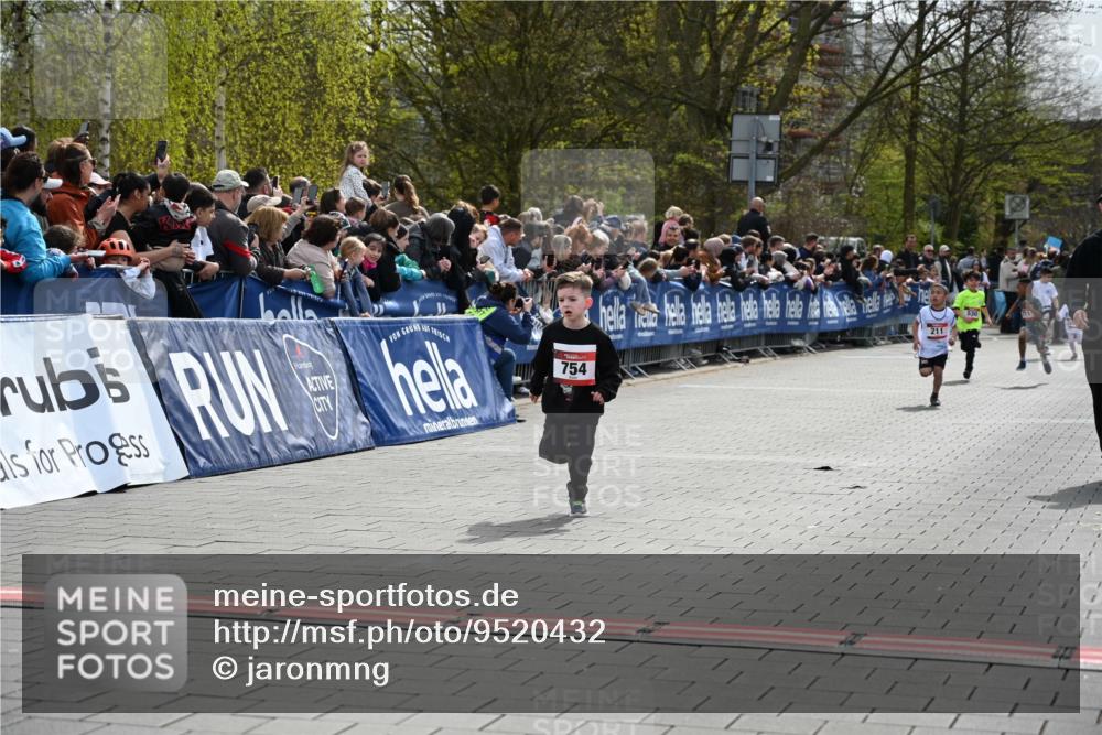12.04.2026 - 45. Internationalen Wilhelmsburger Insellauf J. Mangold http://msf.ph/oto/9520432 12.04.2026 14:08:51 Ziel 774, 919, 754 meine-sportfotos.de