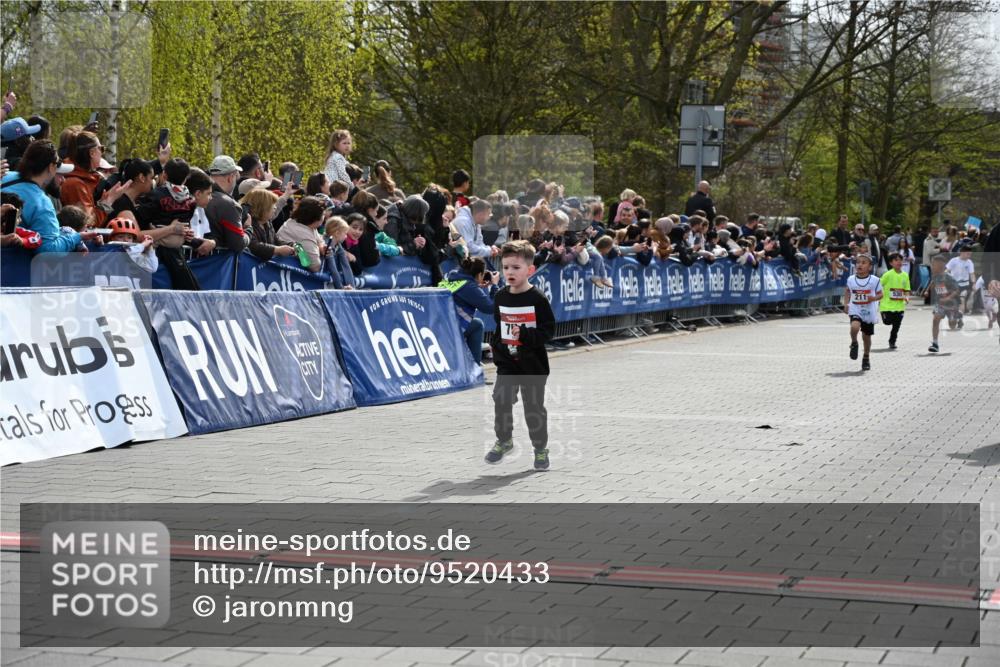 12.04.2026 - 45. Internationalen Wilhelmsburger Insellauf J. Mangold http://msf.ph/oto/9520433 12.04.2026 14:08:51 Ziel 774, 919, 754 meine-sportfotos.de