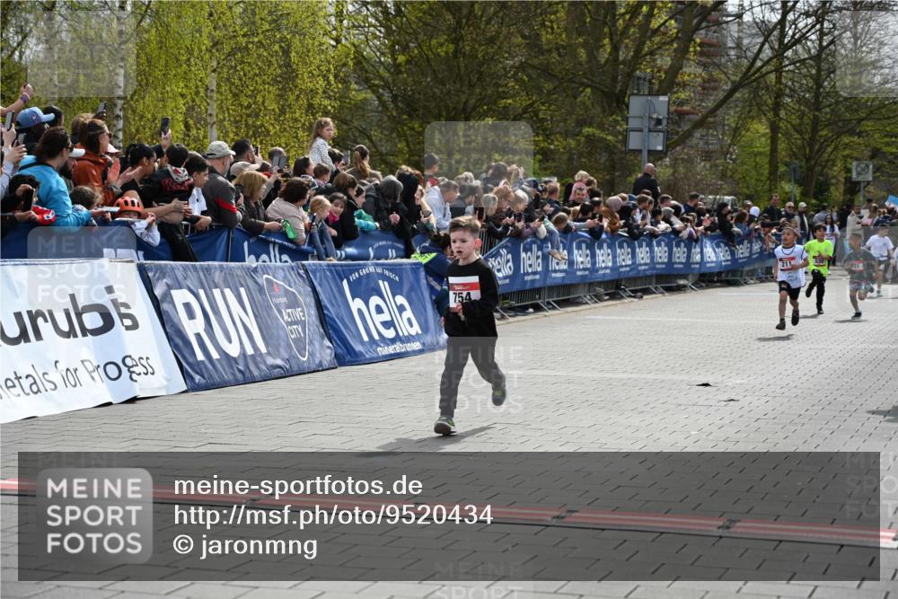 12.04.2026 - 45. Internationalen Wilhelmsburger Insellauf J. Mangold http://msf.ph/oto/9520434 12.04.2026 14:08:51 Ziel 774, 919, 754 meine-sportfotos.de