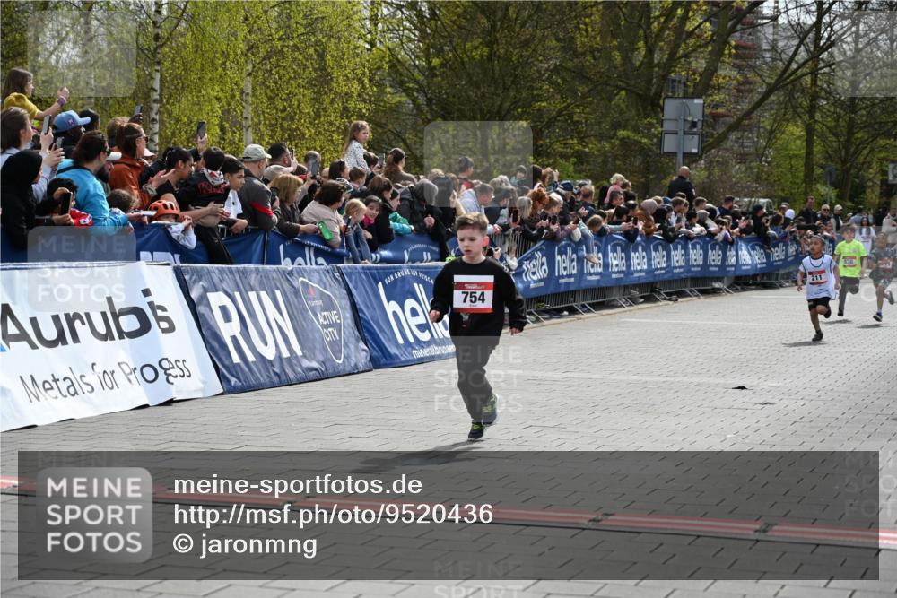 12.04.2026 - 45. Internationalen Wilhelmsburger Insellauf J. Mangold http://msf.ph/oto/9520436 12.04.2026 14:08:52 Ziel 774, 919, 754, 211, 711, 530 meine-sportfotos.de