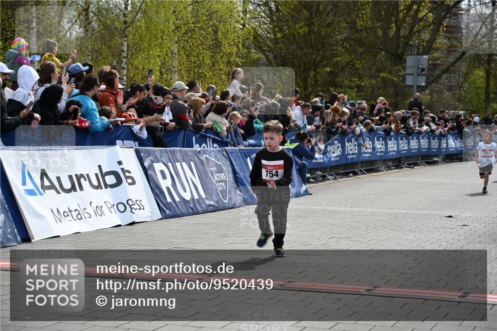 12.04.2026 - 45. Internationalen Wilhelmsburger Insellauf J. Mangold http://msf.ph/oto/9520439 12.04.2026 14:08:52 Ziel 774, 919, 754, 211, 711, 530 meine-sportfotos.de