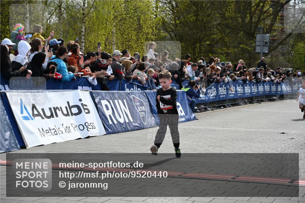 12.04.2026 - 45. Internationalen Wilhelmsburger Insellauf J. Mangold http://msf.ph/oto/9520440 12.04.2026 14:08:52 Ziel 774, 919, 754, 211, 711, 530 meine-sportfotos.de