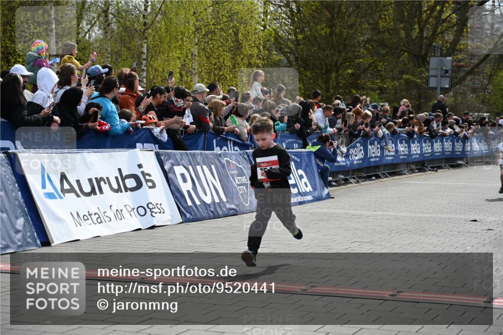 12.04.2026 - 45. Internationalen Wilhelmsburger Insellauf J. Mangold http://msf.ph/oto/9520441 12.04.2026 14:08:52 Ziel 774, 919, 754, 211, 711, 530 meine-sportfotos.de