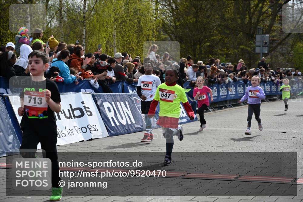 12.04.2026 - 45. Internationalen Wilhelmsburger Insellauf J. Mangold http://msf.ph/oto/9520470 12.04.2026 14:09:02 Ziel 91, 254, 1506, 266, 713, 547, 762, 281, 928, 953, 614, 235 meine-sportfotos.de