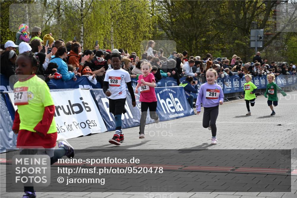 12.04.2026 - 45. Internationalen Wilhelmsburger Insellauf J. Mangold http://msf.ph/oto/9520478 12.04.2026 14:09:03 Ziel 91, 254, 1506, 266, 713, 547, 762, 281, 928, 953, 614, 235 meine-sportfotos.de