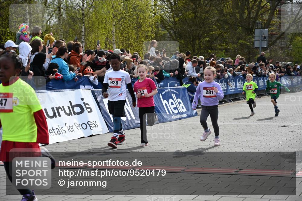 12.04.2026 - 45. Internationalen Wilhelmsburger Insellauf J. Mangold http://msf.ph/oto/9520479 12.04.2026 14:09:03 Ziel 91, 254, 1506, 266, 713, 547, 762, 281, 928, 953, 614, 235 meine-sportfotos.de