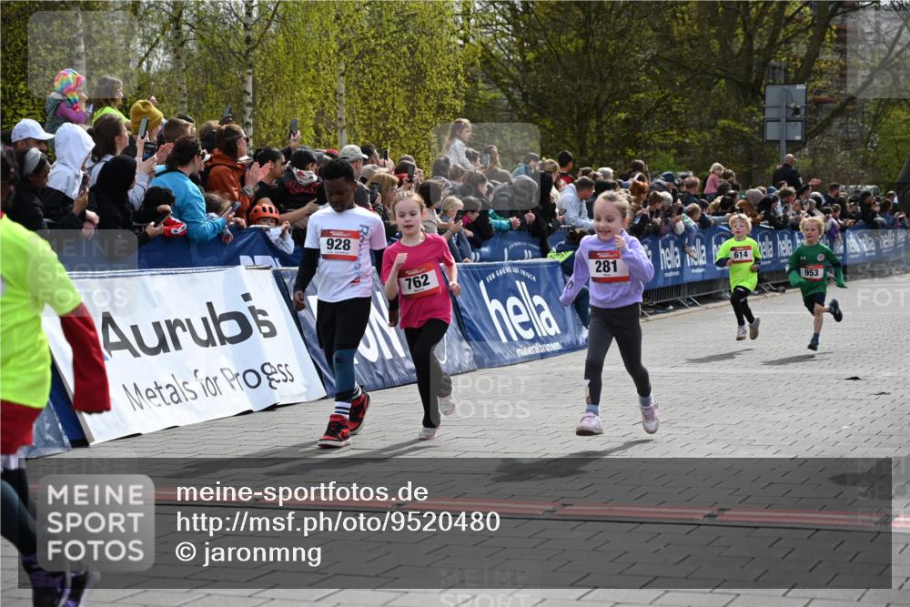 12.04.2026 - 45. Internationalen Wilhelmsburger Insellauf J. Mangold http://msf.ph/oto/9520480 12.04.2026 14:09:03 Ziel 91, 254, 1506, 266, 713, 547, 762, 281, 928, 953, 614, 235 meine-sportfotos.de