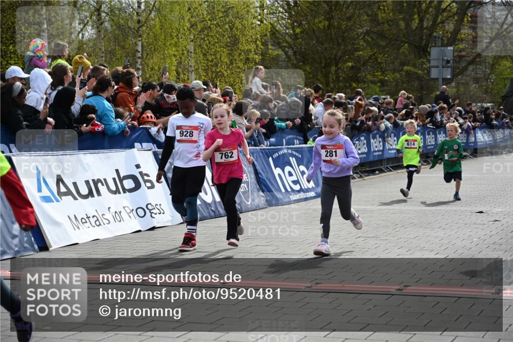 12.04.2026 - 45. Internationalen Wilhelmsburger Insellauf J. Mangold http://msf.ph/oto/9520481 12.04.2026 14:09:03 Ziel 91, 254, 1506, 266, 713, 547, 762, 281, 928, 953, 614, 235 meine-sportfotos.de