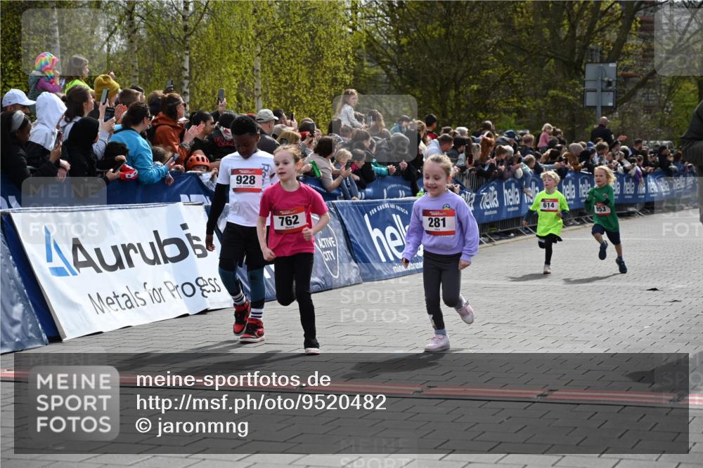 12.04.2026 - 45. Internationalen Wilhelmsburger Insellauf J. Mangold http://msf.ph/oto/9520482 12.04.2026 14:09:03 Ziel 91, 254, 1506, 266, 713, 547, 762, 281, 928, 953, 614, 235 meine-sportfotos.de