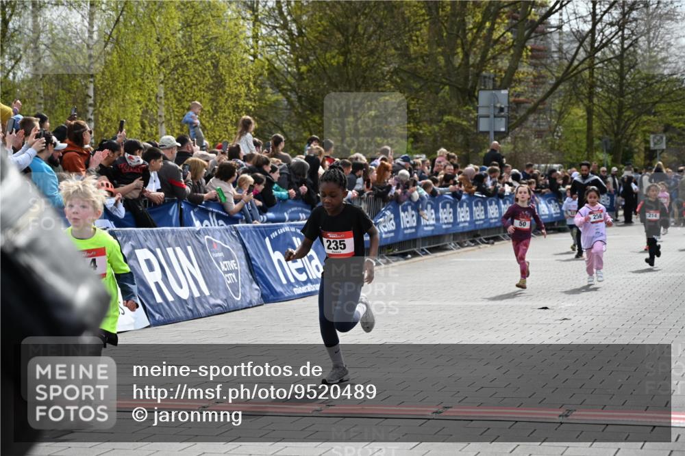 12.04.2026 - 45. Internationalen Wilhelmsburger Insellauf J. Mangold http://msf.ph/oto/9520489 12.04.2026 14:09:06 Ziel 762, 281, 928, 953, 614, 235, 50, 256 meine-sportfotos.de