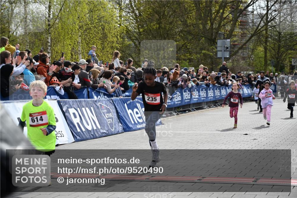 12.04.2026 - 45. Internationalen Wilhelmsburger Insellauf J. Mangold http://msf.ph/oto/9520490 12.04.2026 14:09:06 Ziel 762, 281, 928, 953, 614, 235, 50, 256 meine-sportfotos.de